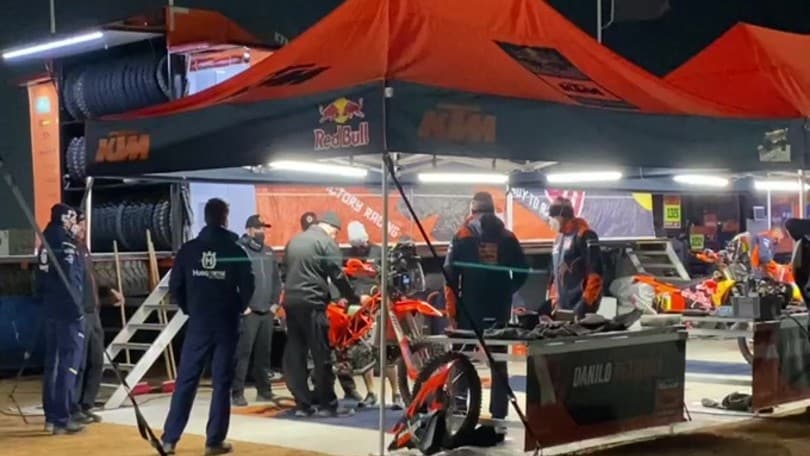 Dakar, Petrucci e la sua KTM al bivacco: la situazione dopo il ritiro