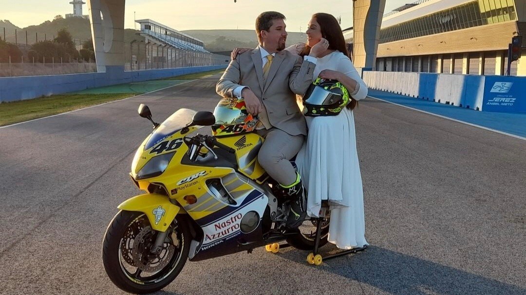 Monica e Carlos, sposi nel segno di Valentino Rossi e del Motomondiale