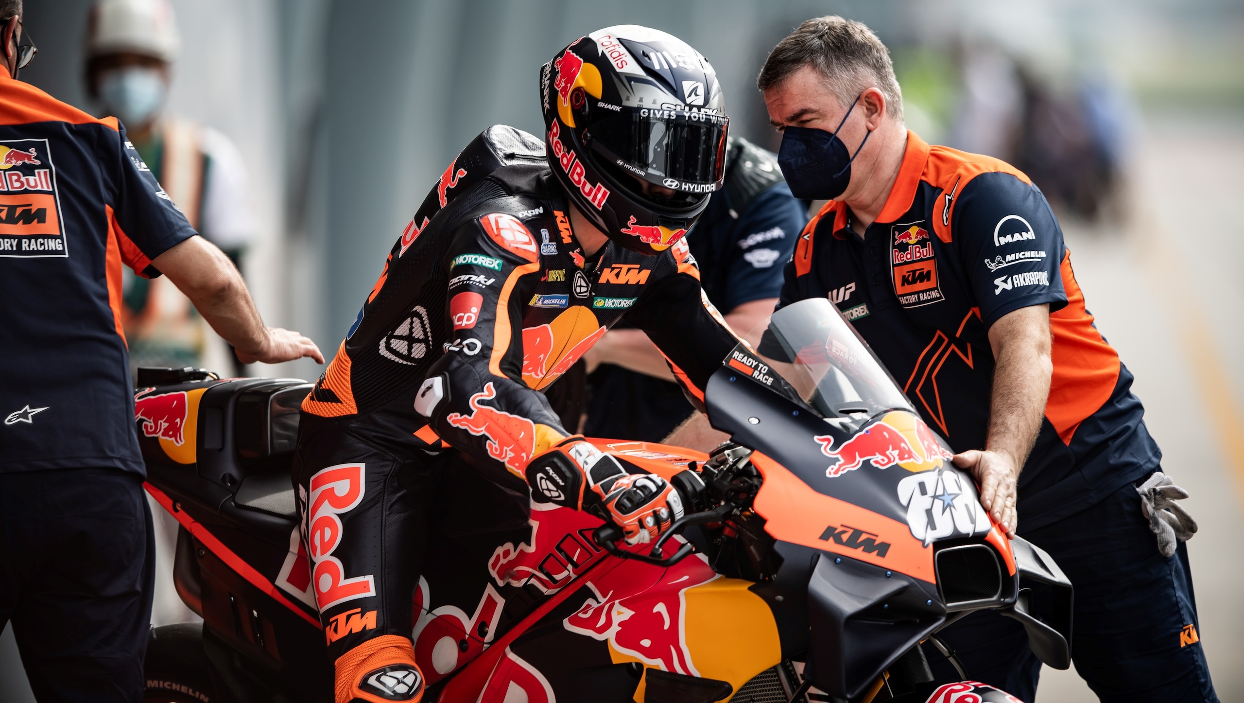 Test MotoGP: fango e bagnato a Mandalika, Oliveira è primo a metà Day 1
