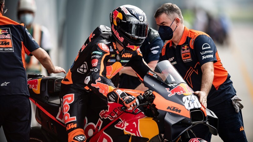 Test MotoGP: fango e bagnato a Mandalika, Oliveira è primo a metà Day 1