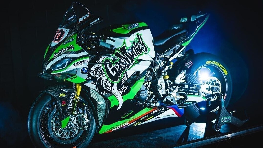 TT: l'appariscente BMW di Peter Hickman marchiata "Monkey Garage"