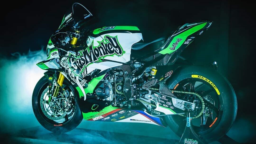TT: l'appariscente BMW di Peter Hickman marchiata "Monkey Garage"