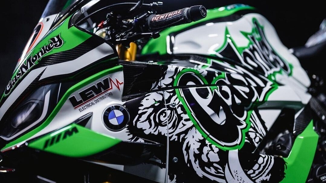 TT: l'appariscente BMW di Peter Hickman marchiata "Monkey Garage"
