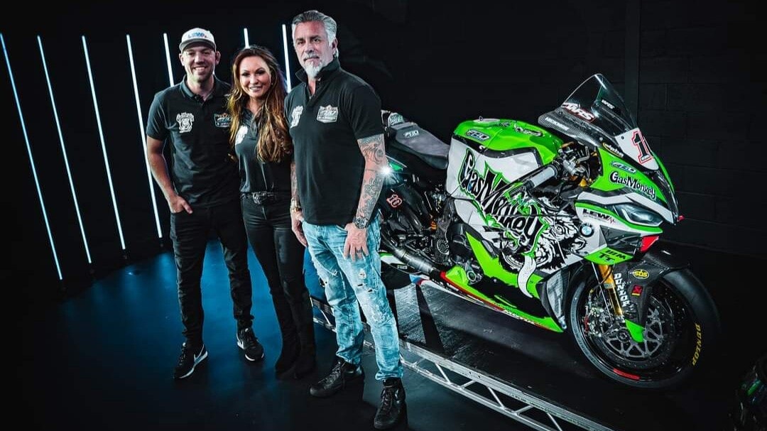 TT: l'appariscente BMW di Peter Hickman marchiata "Monkey Garage"