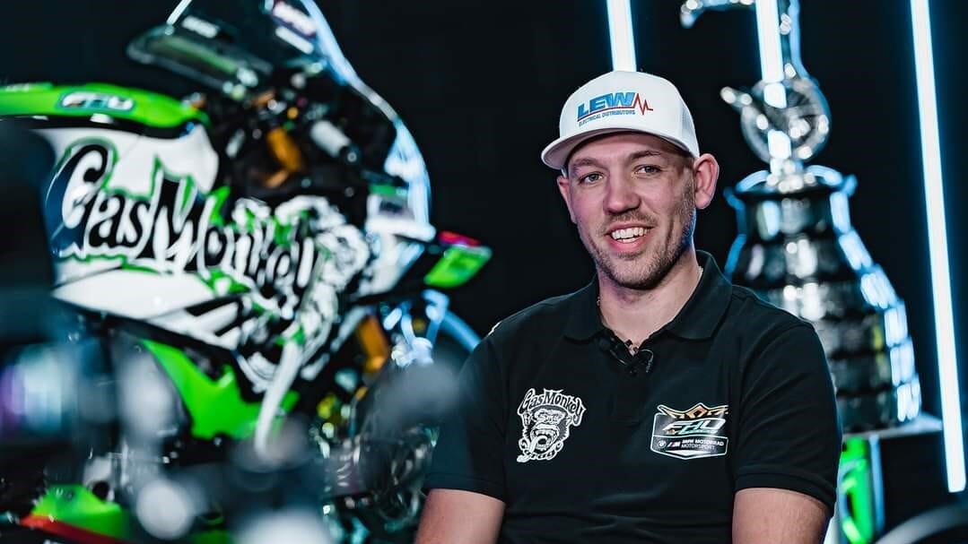 TT: l'appariscente BMW di Peter Hickman marchiata "Monkey Garage"