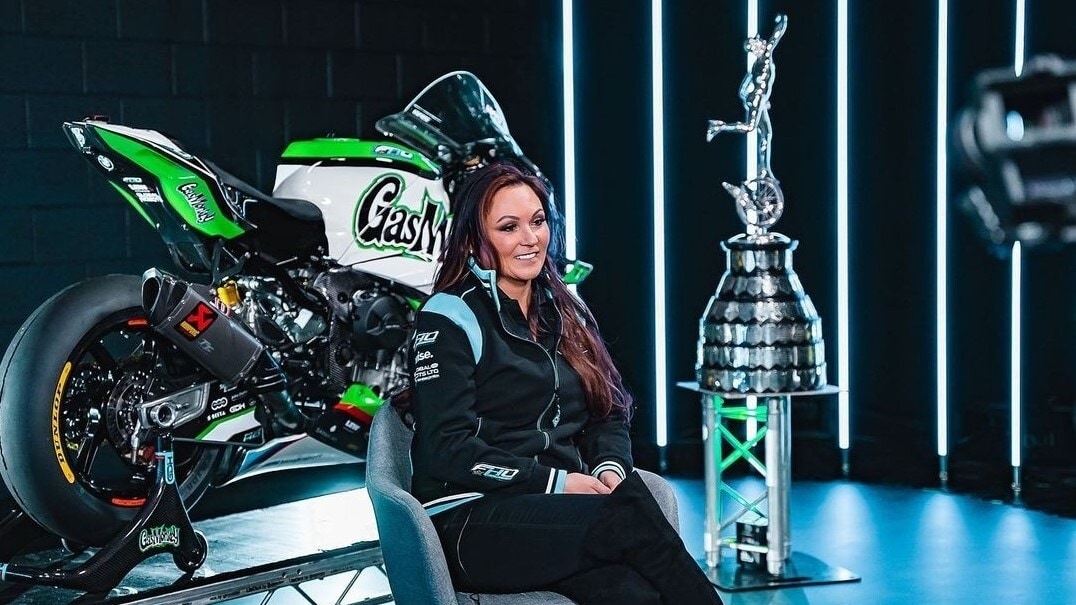 TT: l'appariscente BMW di Peter Hickman marchiata "Monkey Garage"