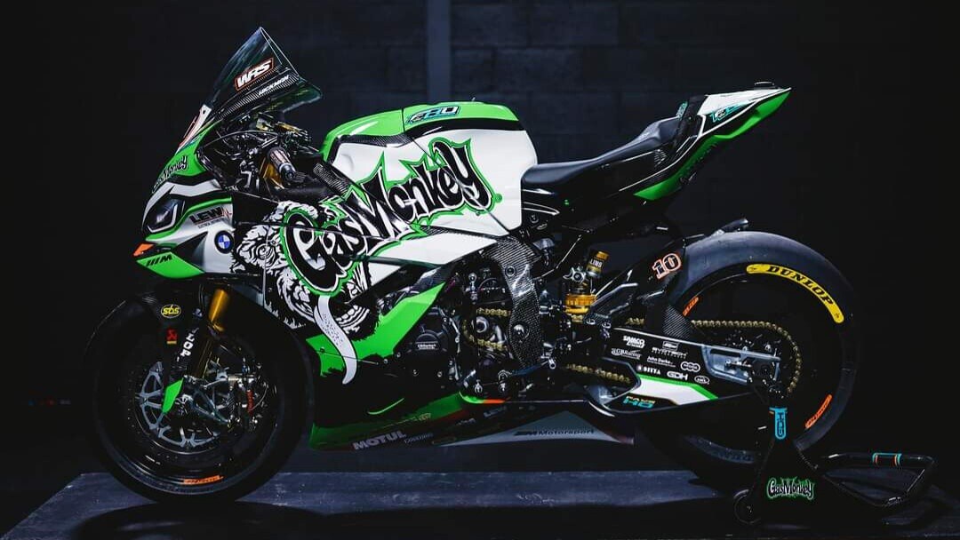 TT: l'appariscente BMW di Peter Hickman marchiata "Monkey Garage"