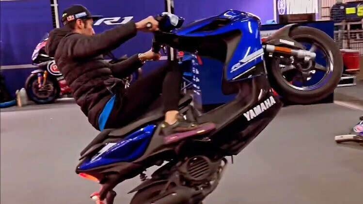 SBK: Razgatlioglu ammazza il tempo... impennando nel proprio box!