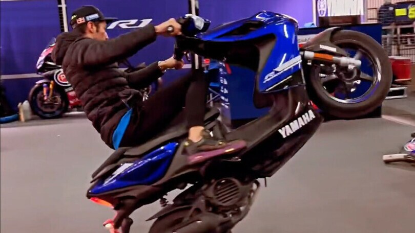 SBK: Razgatlioglu ammazza il tempo... impennando nel proprio box!