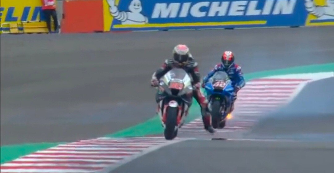 FP4 MotoGP infuocate: Rins salta giù dalla moto in fiamme