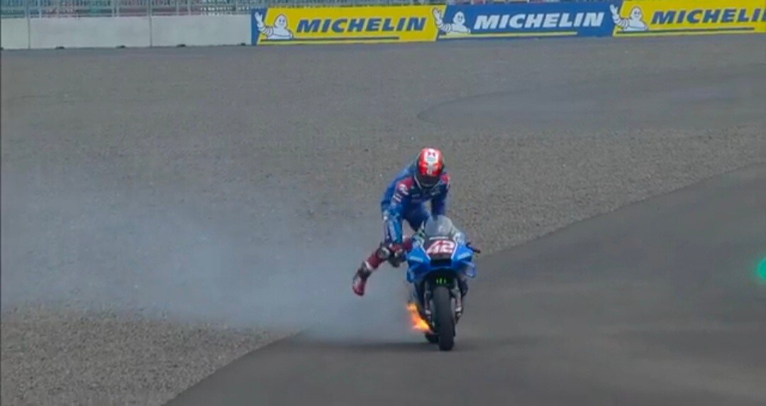 FP4 MotoGP infuocate: Rins salta giù dalla moto in fiamme