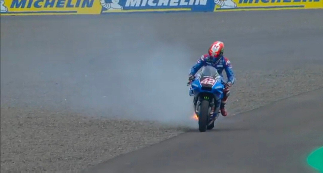 FP4 MotoGP infuocate: Rins salta giù dalla moto in fiamme