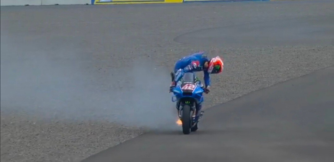 FP4 MotoGP infuocate: Rins salta giù dalla moto in fiamme