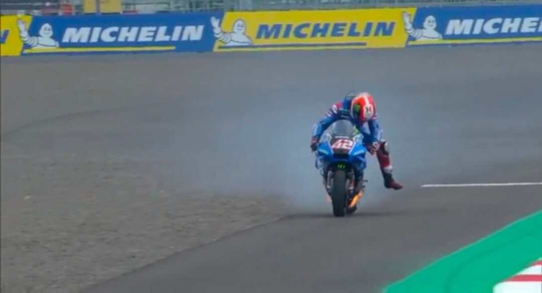 FP4 MotoGP infuocate: Rins salta giù dalla moto in fiamme