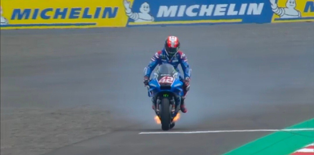 FP4 MotoGP infuocate: Rins salta giù dalla moto in fiamme