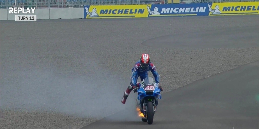 FP4 MotoGP infuocate: Rins salta giù dalla moto in fiamme