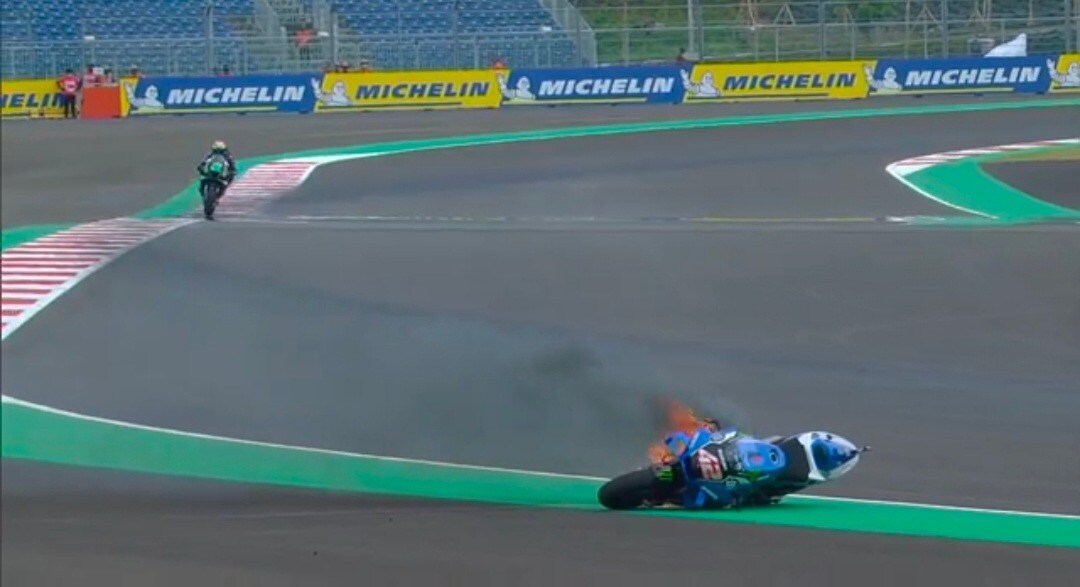 FP4 MotoGP infuocate: Rins salta giù dalla moto in fiamme