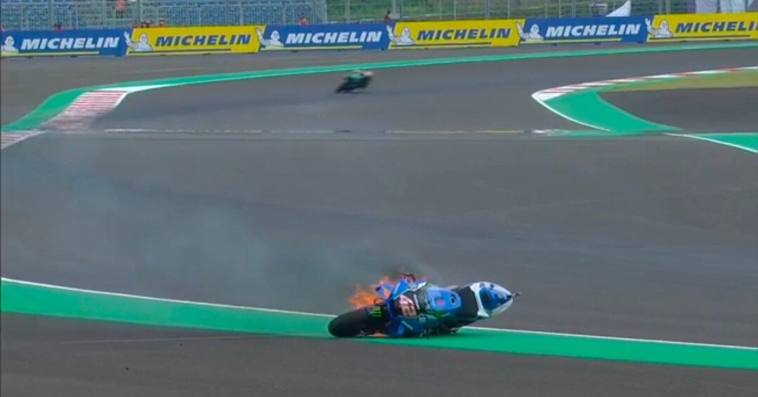 FP4 MotoGP infuocate: Rins salta giù dalla moto in fiamme