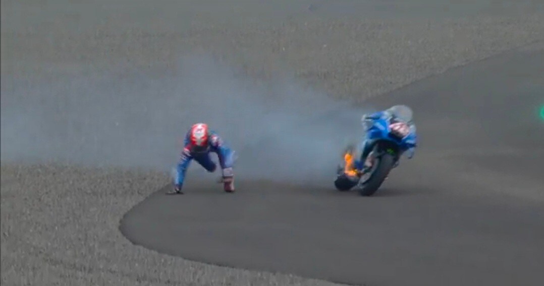 FP4 MotoGP infuocate: Rins salta giù dalla moto in fiamme