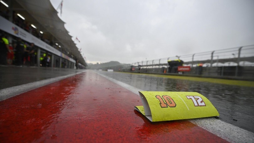 MotoGP, piove a Mandalika: ritardata la partenza del Gran Premio