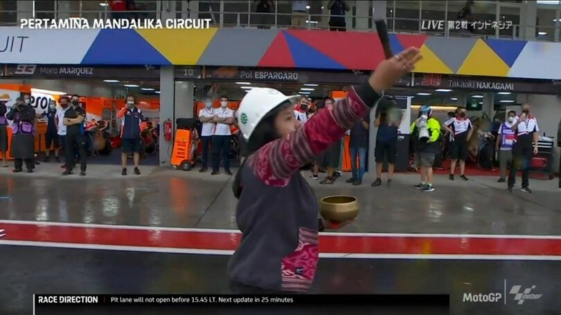 GP Indonesia: per fermare la pioggia, scende in pista anche lo sciamano!