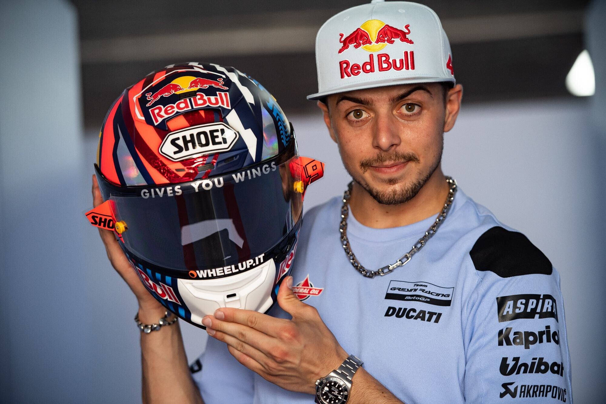 Tanto colore e l'amore per la Roma: il casco di Di Giannantonio