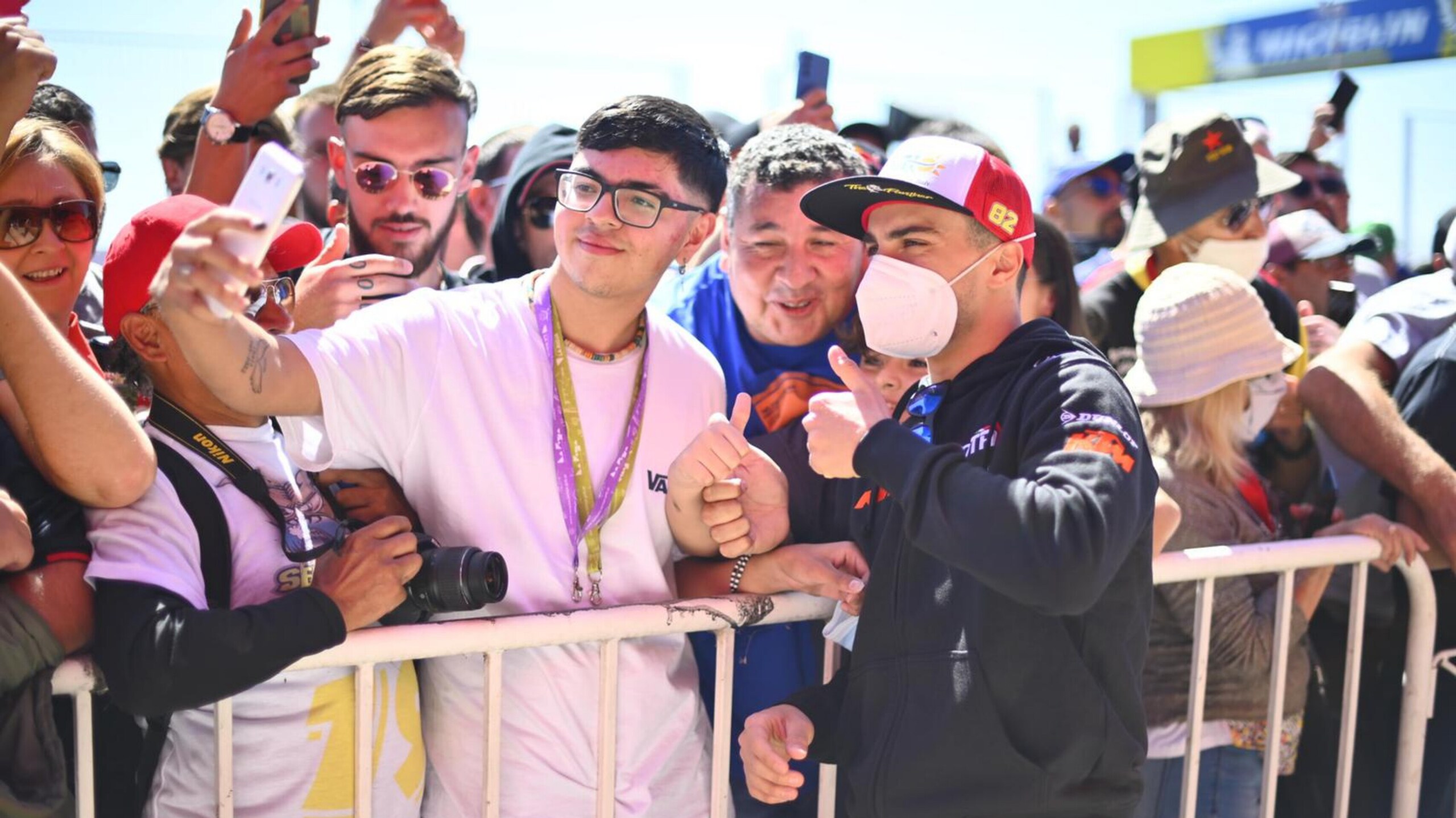 Le immagini del bagno di folla per i piloti MotoGP in Argentina