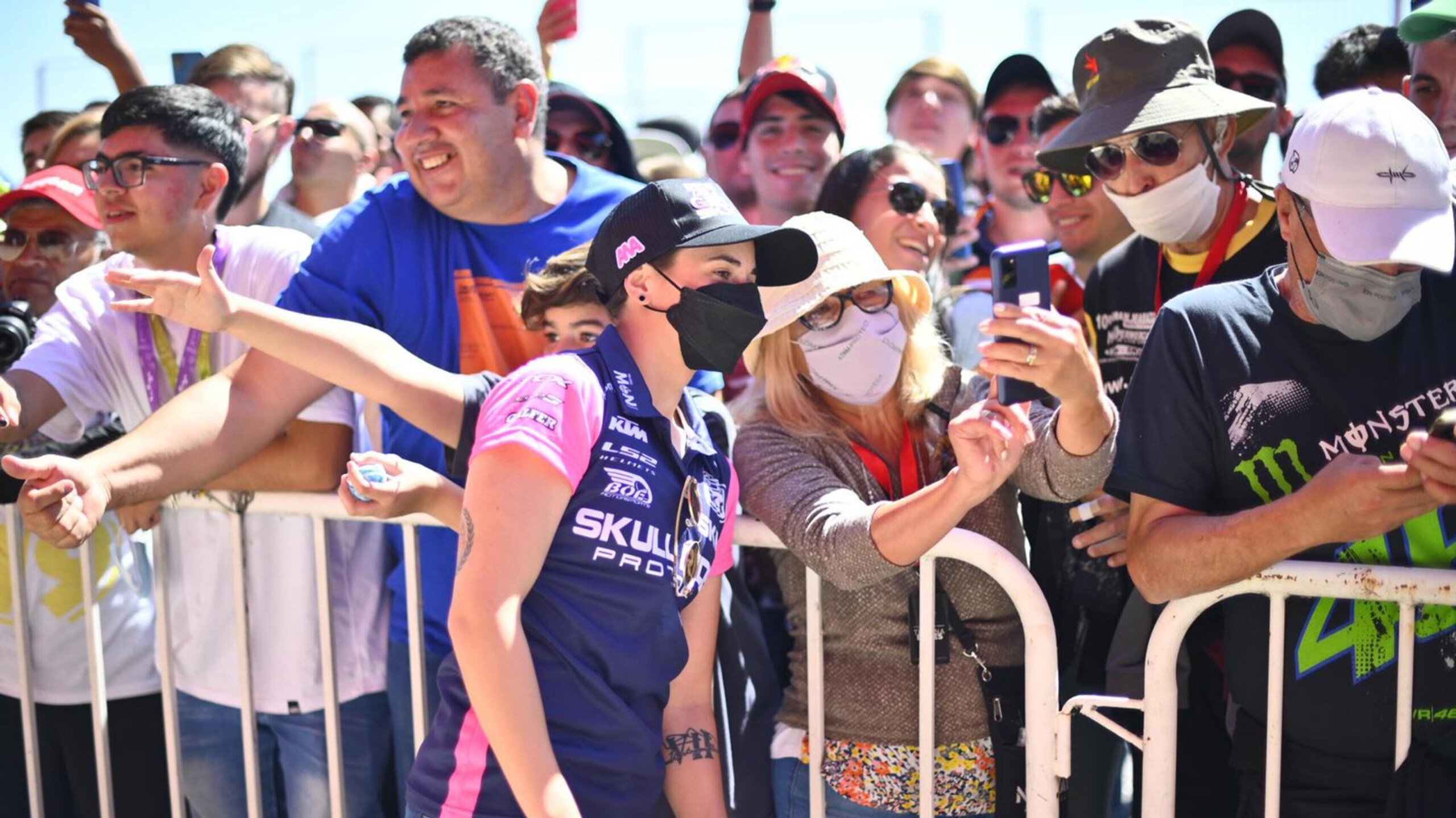 Le immagini del bagno di folla per i piloti MotoGP in Argentina