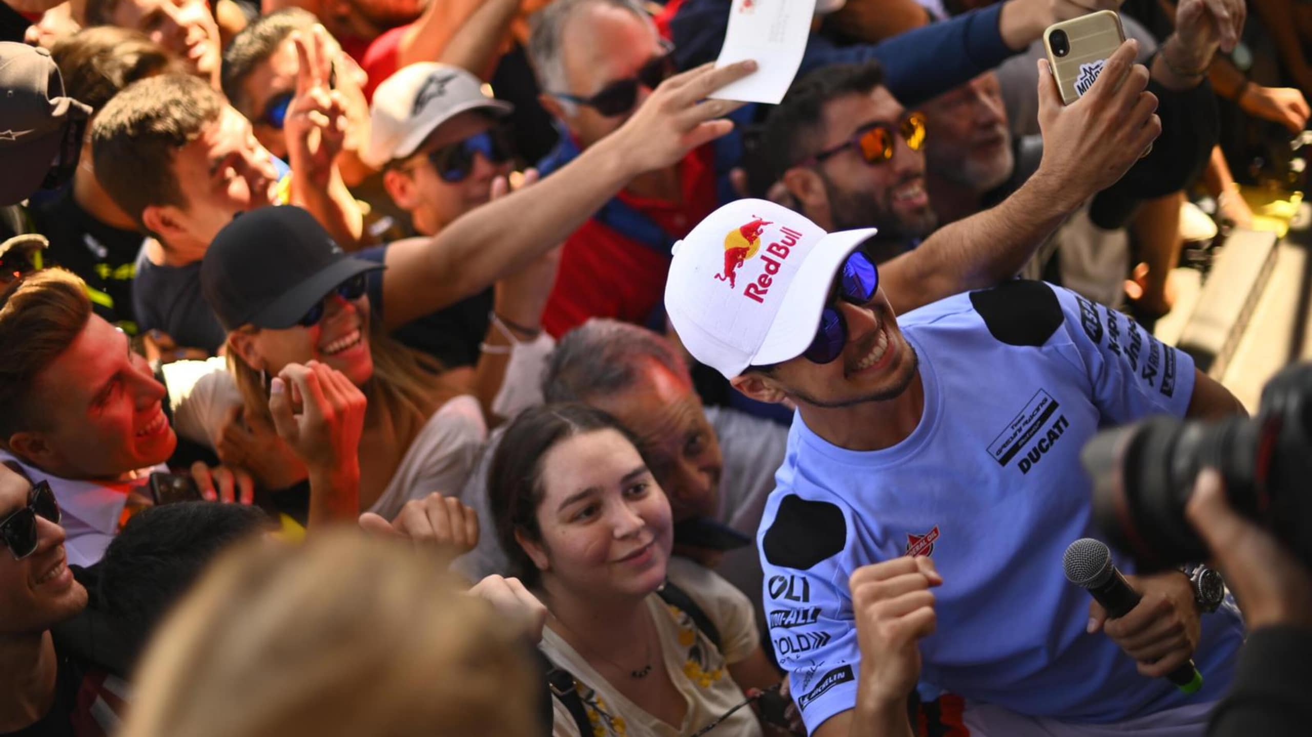 Le immagini del bagno di folla per i piloti MotoGP in Argentina