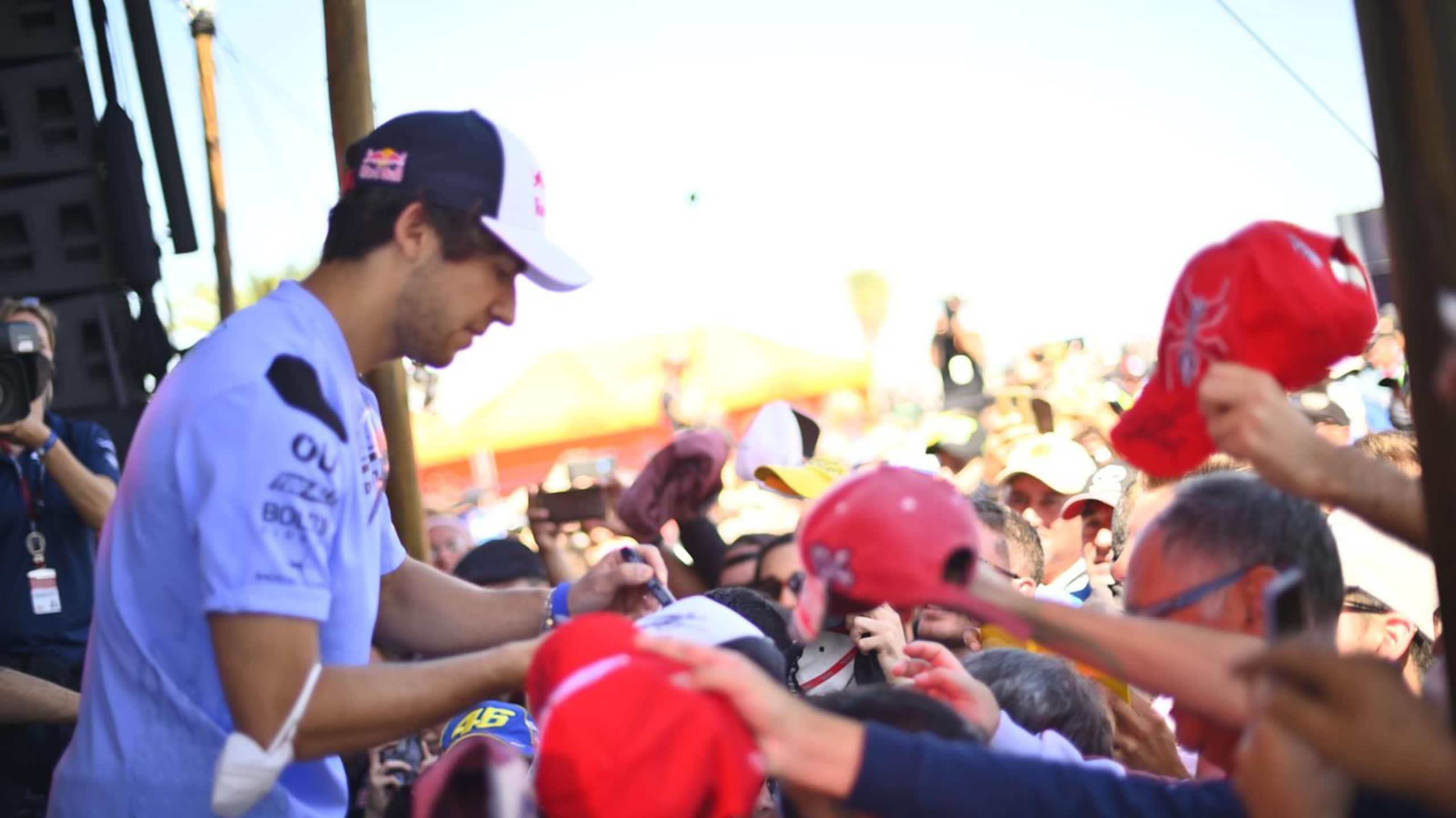 Le immagini del bagno di folla per i piloti MotoGP in Argentina