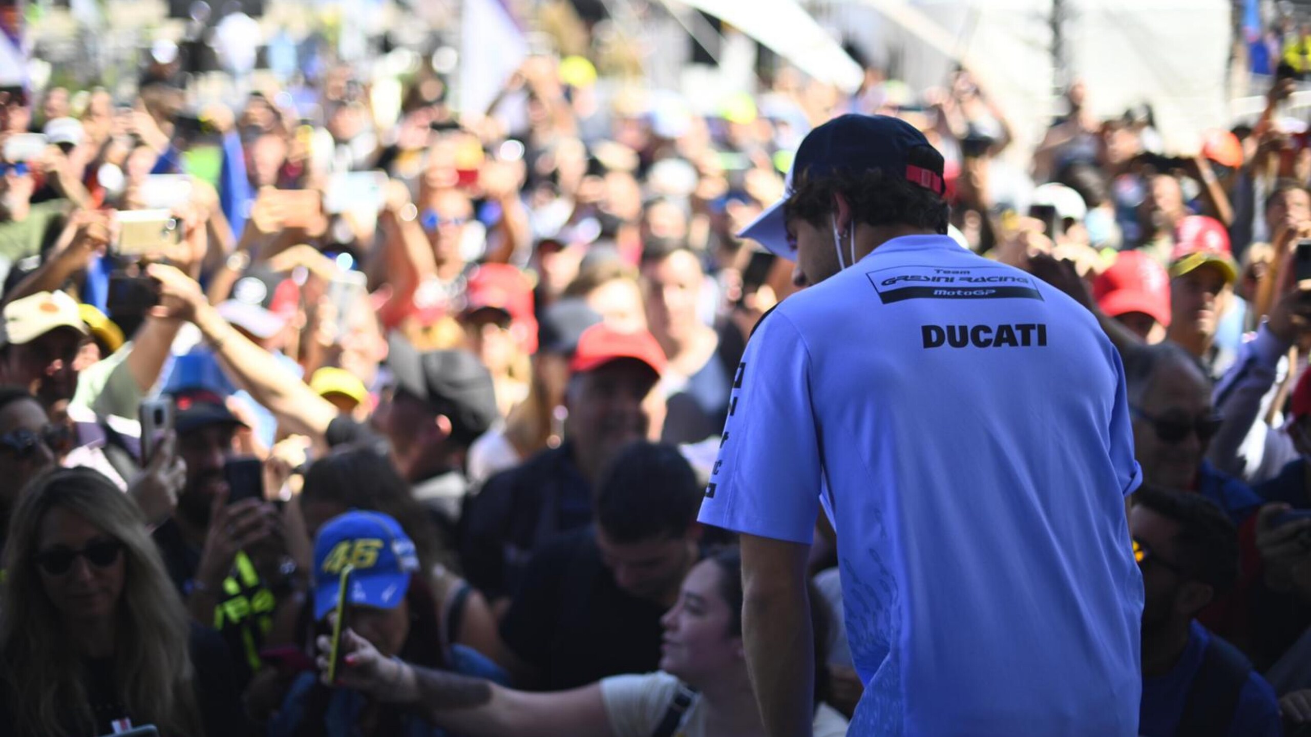 Le immagini del bagno di folla per i piloti MotoGP in Argentina