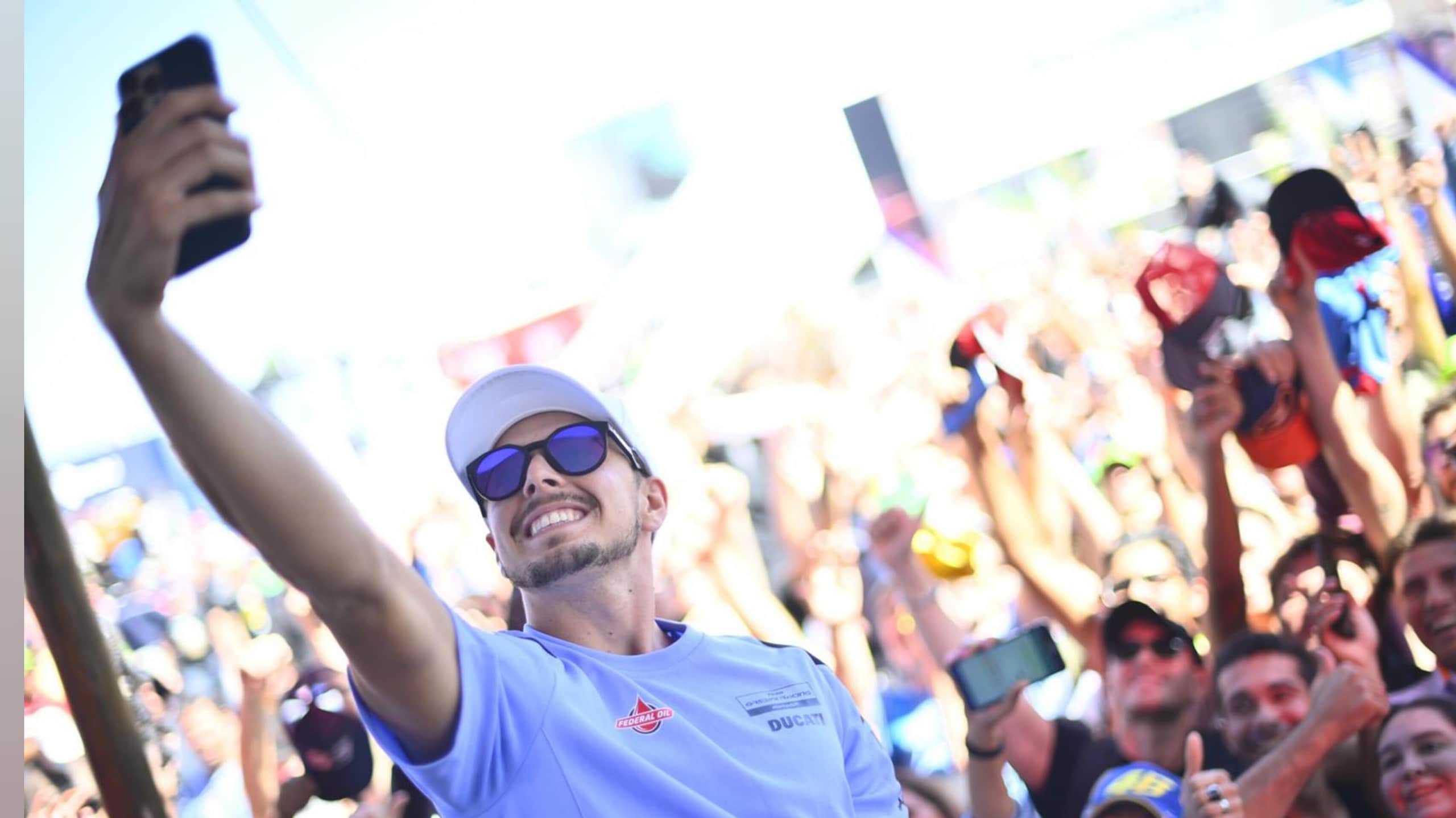 Le immagini del bagno di folla per i piloti MotoGP in Argentina