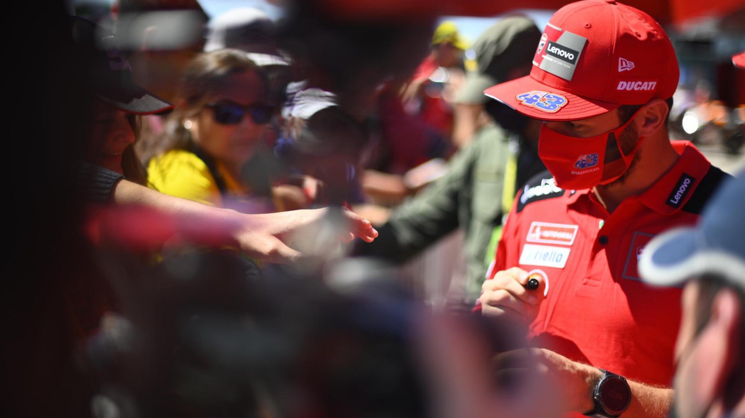 Le immagini del bagno di folla per i piloti MotoGP in Argentina