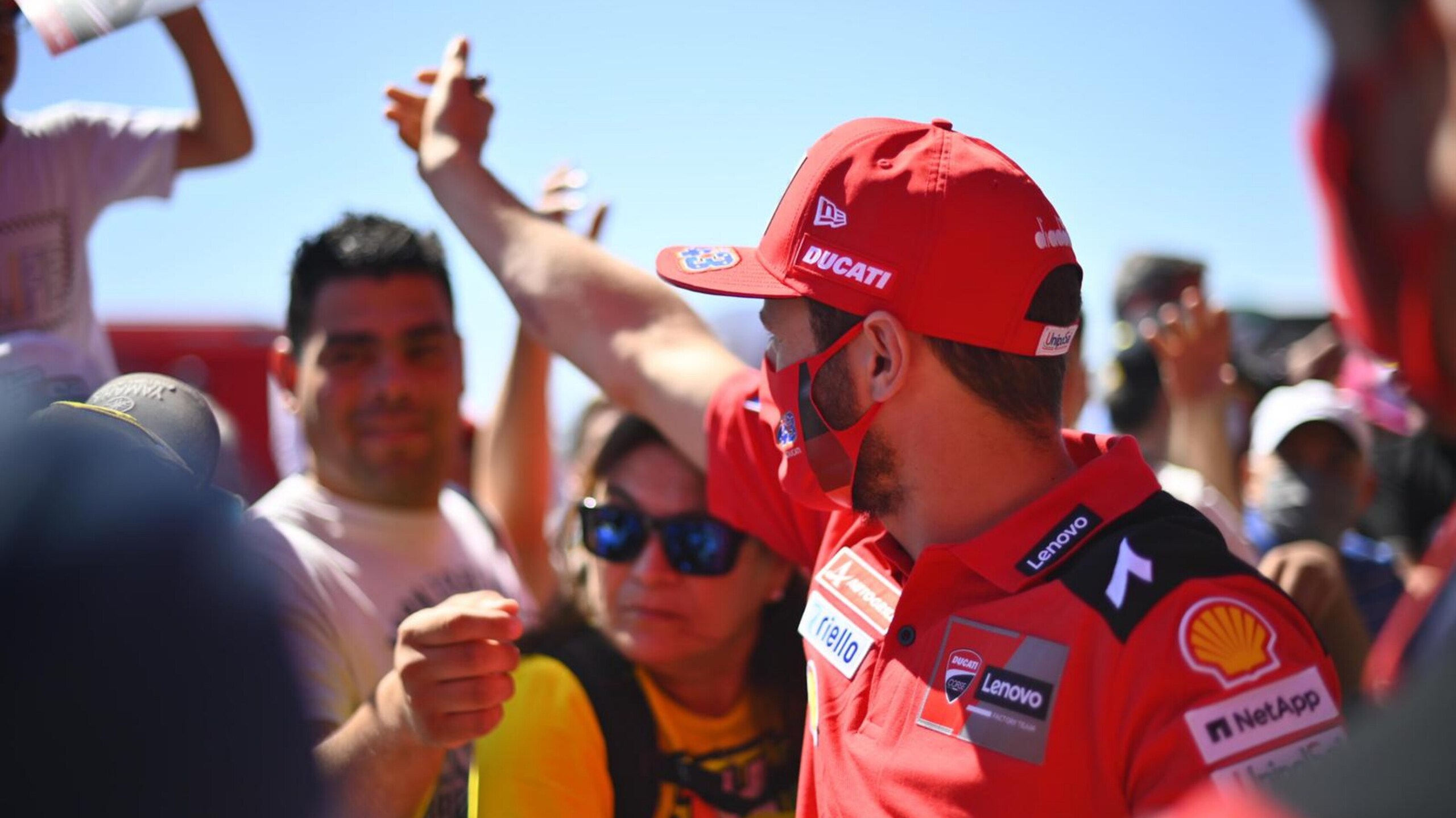 Le immagini del bagno di folla per i piloti MotoGP in Argentina