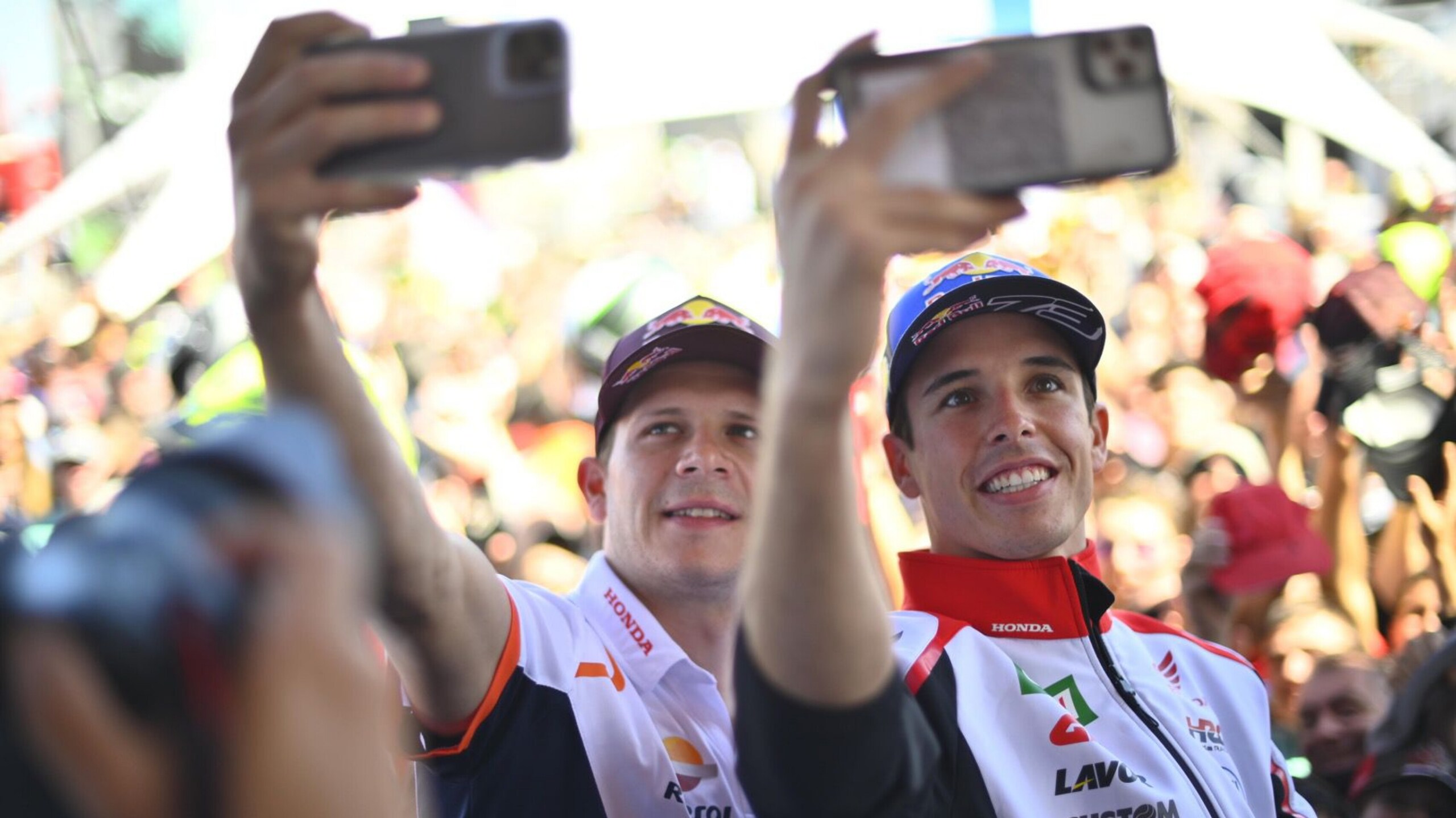 Le immagini del bagno di folla per i piloti MotoGP in Argentina