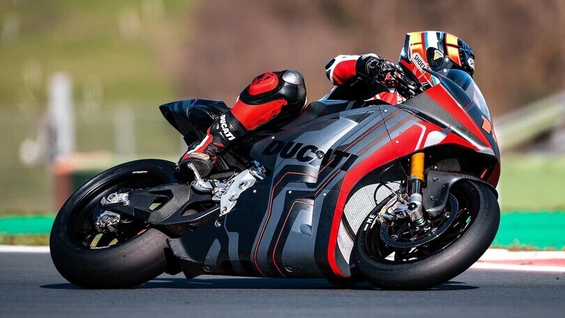 The Ducati MotoE on track with De Angelis: here it is in action at Vallelunga