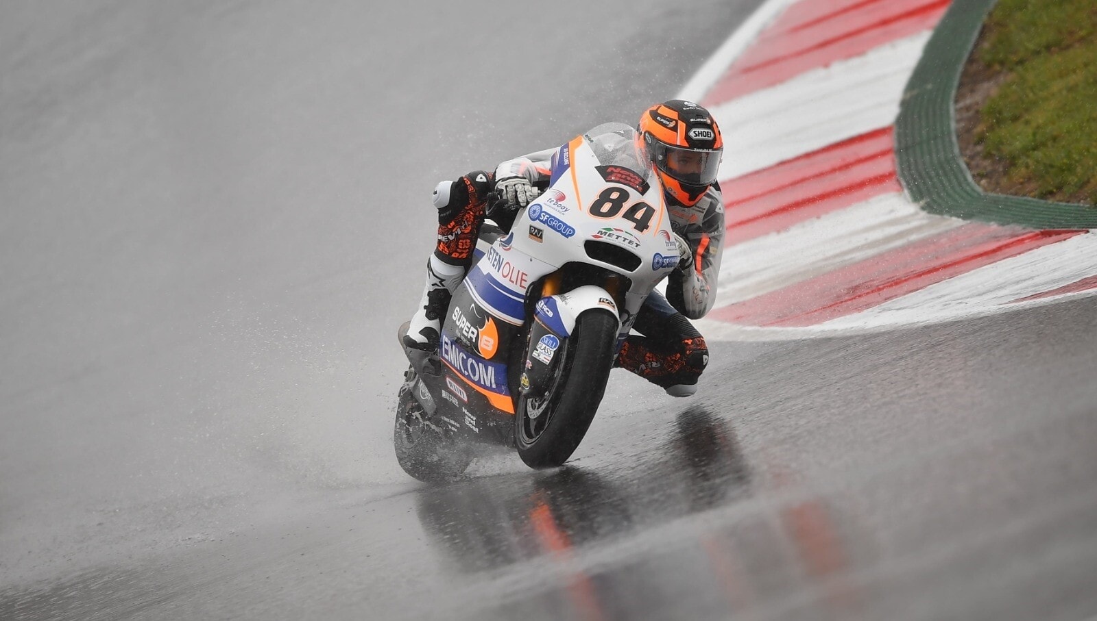 Moto2, FP1 Portogallo: Van Den Goorbergh spadroneggia sotto la pioggia