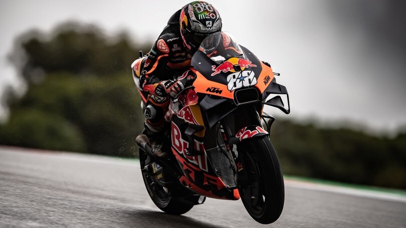 MotoGP Portogallo, FP3: Oliveira prenota la pole bagnata, Marquez a terra