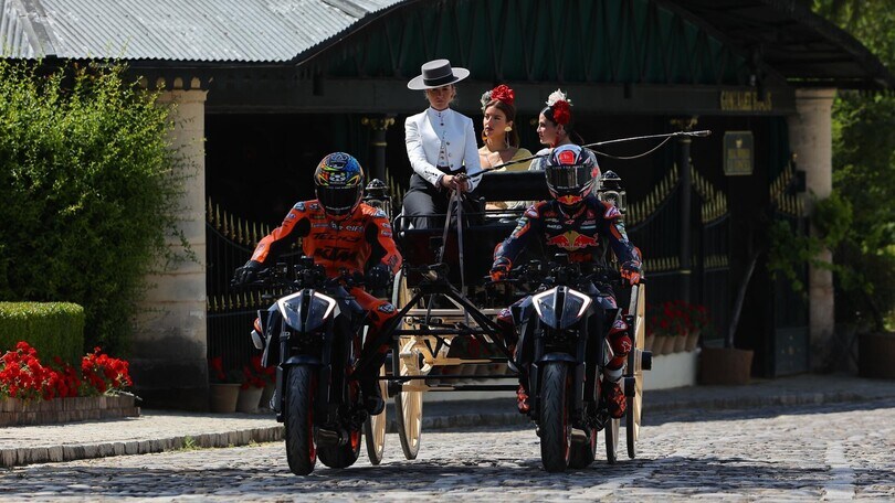 Acosta e Gardner trainano il calesse con le KTM nel centro di Jerez - FOTO