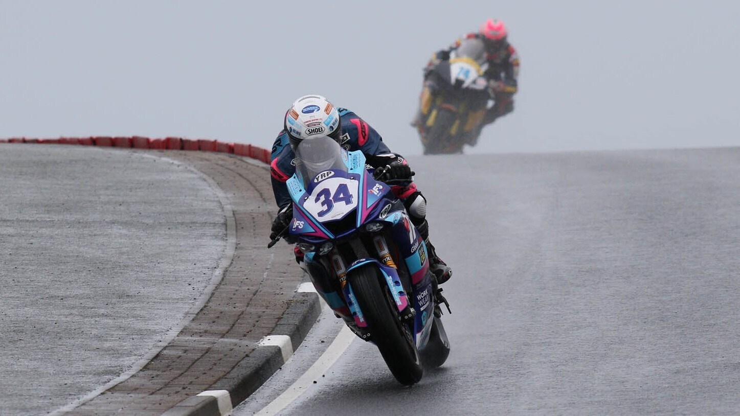 NW200, Seeley re della pioggia: trionfa in Supersport e Superstock