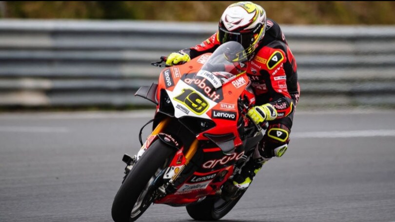 SBK Estoril: capolavoro di Bautista in Gara1, beffato Razgatlioglu