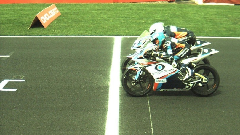 A photo finish is not enough: both riders win in the BTC at Donington
