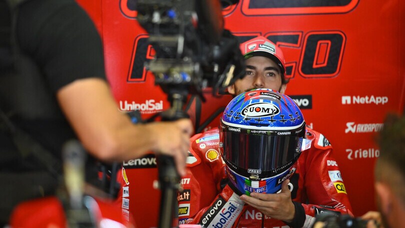 MotoGP Mugello: il casco di Francesco Bagnaia si tinge di azzurro