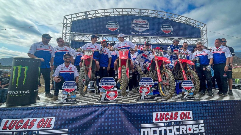 Pala: in 250 il vuoto dietro le Honda