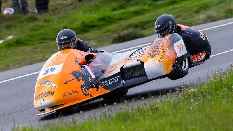 TT 2022, tragedia in Gara 1 dei Sidecar: è morto Olivier Lavorel