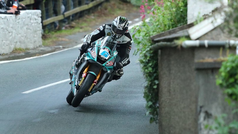 TT 2022, Gara 1 Supersport: 20° trionfo in carriera per Michael Dunlop