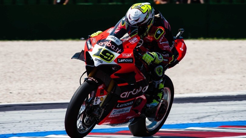 SBK, Ducati sfiora la doppietta: vittoria di Bautista, Rinaldi sul podio