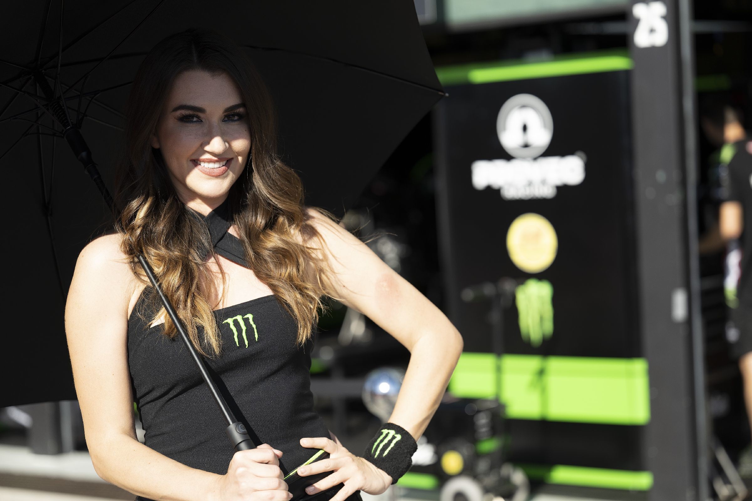 SBK, spettacolo dentro e fuori dalla pista: le ombrelline di Misano