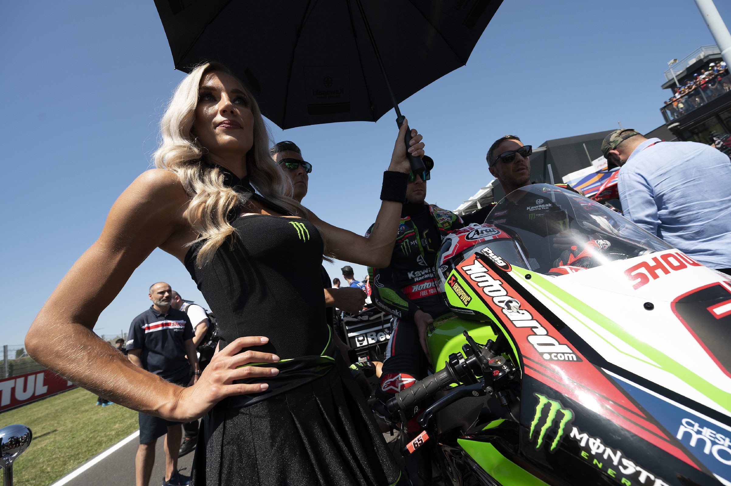 SBK, spettacolo dentro e fuori dalla pista: le ombrelline di Misano