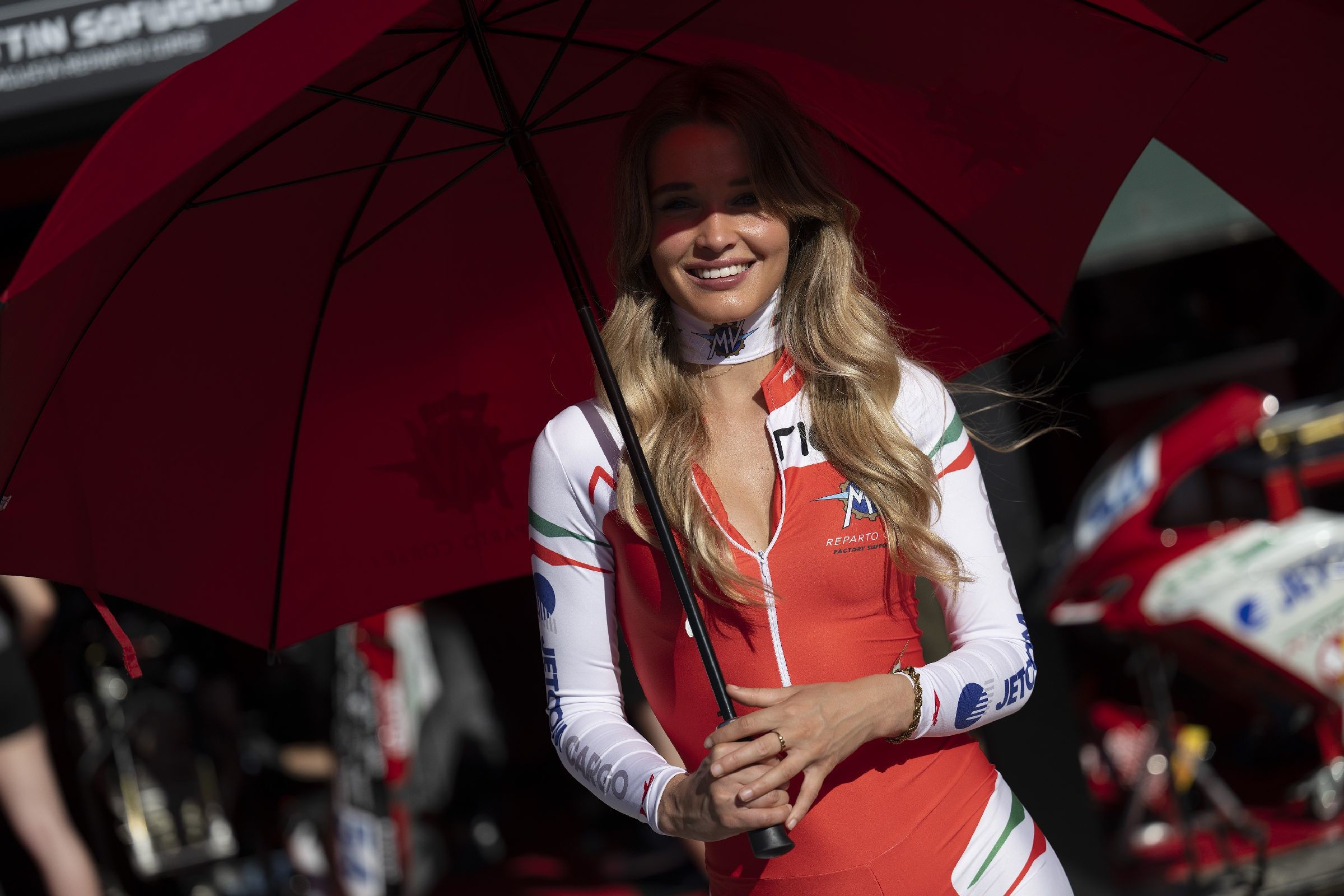 SBK, spettacolo dentro e fuori dalla pista: le ombrelline di Misano